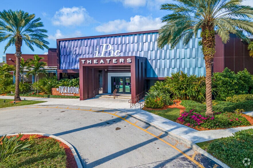 More Photos Of 3569-3885 NE 163rd St, North Miami Beach General Retail For Lease