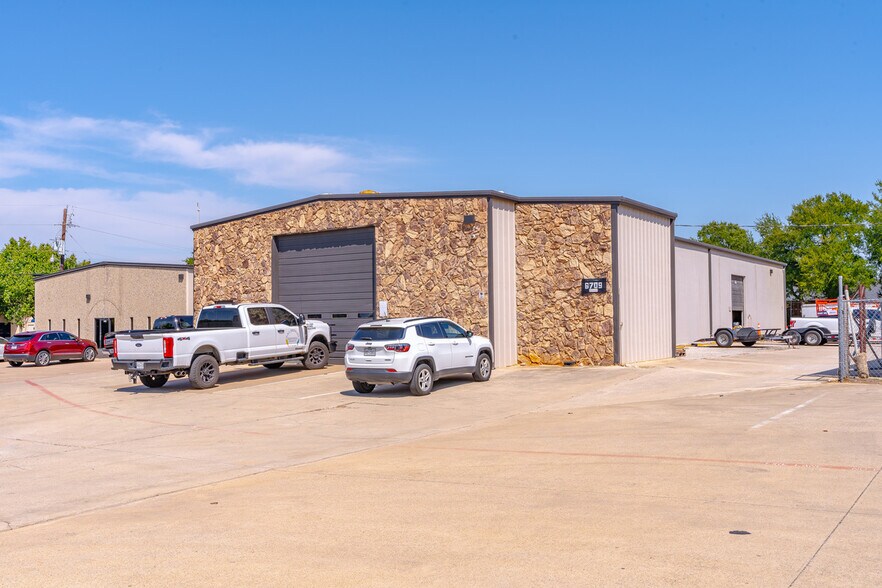 More Photos Of 6709-6711 Colleyville Blvd, Colleyville Warehouse For Lease