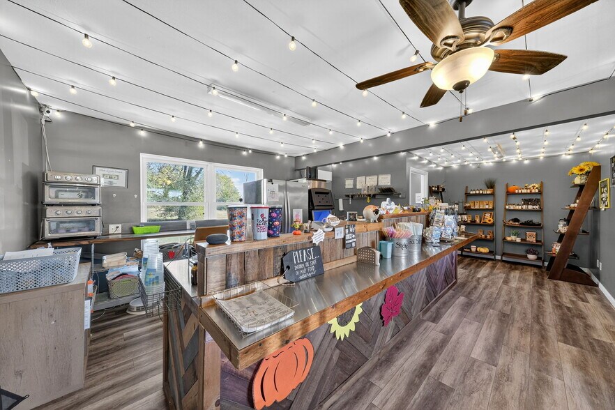 More Photos Of 302 S Lincoln Dr, Troy Office For Sale