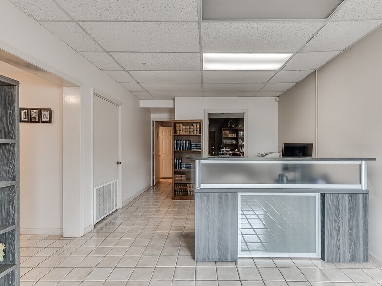More Photos Of 1420 Linwood Blvd, Oklahoma City Office For Sale