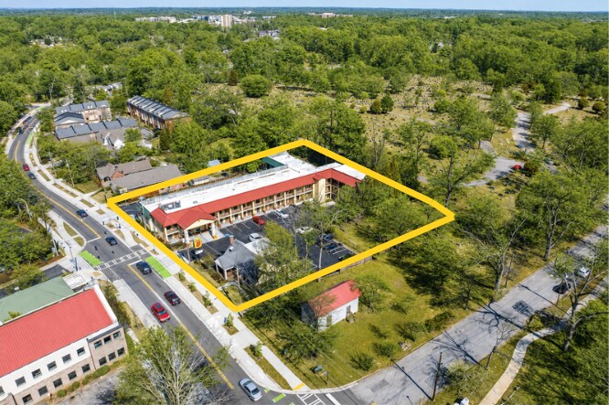 Primary Photo Of 917 Church St, Decatur Hotel For Sale