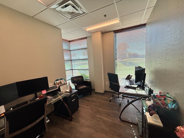 More Photos Of 575 W Chandler Blvd, Chandler Medical For Sale