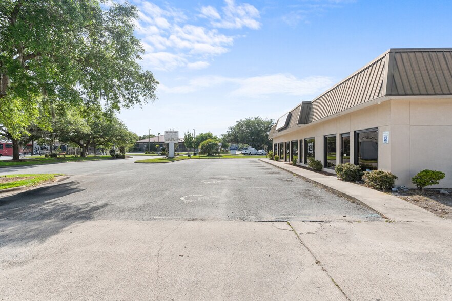 More Photos Of 6 Television Cir, Savannah Freestanding For Lease