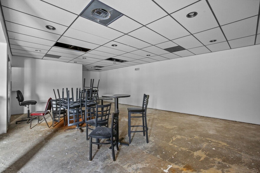 More Photos Of 8432 Noble Ave, Minneapolis Bar For Sale