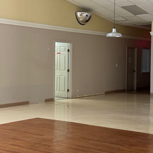 More Photos Of 2301 10th St, Floresville Light Distribution For Lease