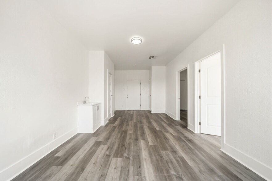 More Photos Of 800-808 N Avalon Blvd, Wilmington Storefront Retail Office For Lease