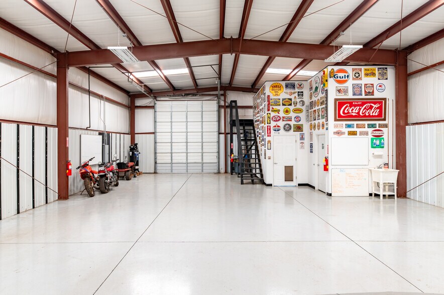 More Photos Of 70 N Gwinnett St, Buford Showroom For Sale