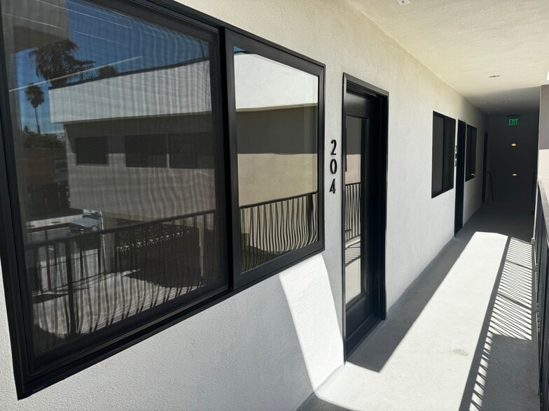 More Photos Of 13750 Ventura Blvd, Sherman Oaks Freestanding For Lease