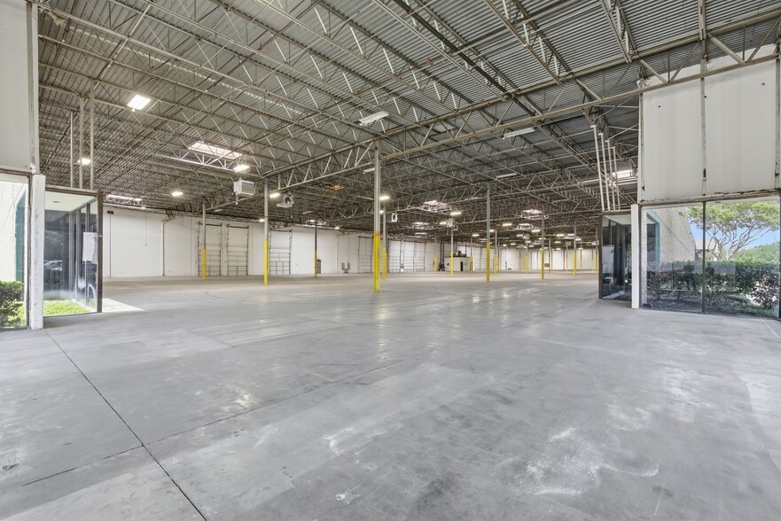 More Photos Of 13755-13775 Benchmark Dr, Farmers Branch Warehouse For Lease