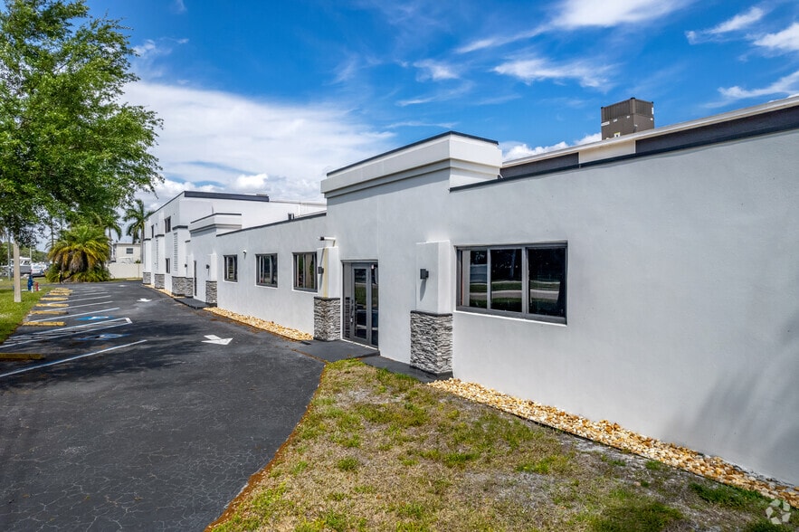 More Photos Of 2401 72nd St N, Saint Petersburg Manufacturing For Sale