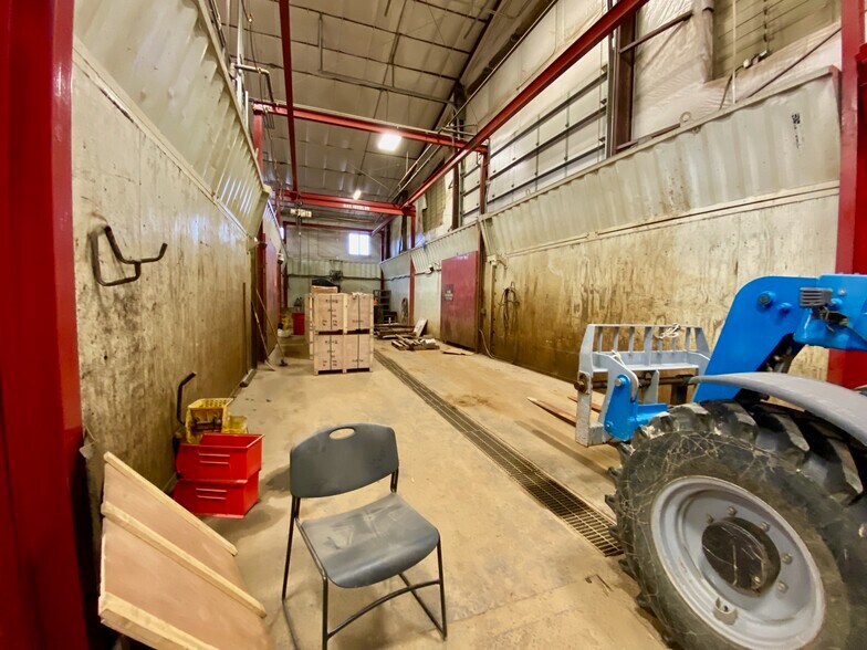 More Photos Of 5066 Owan Industrial Park Dr, Williston Warehouse For Lease