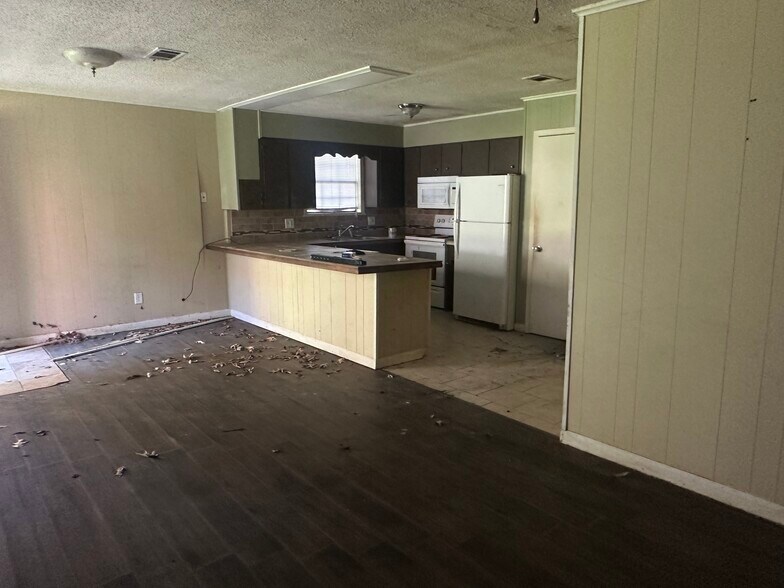 More Photos Of 207-209 Carl St, Leesville Apartments For Sale