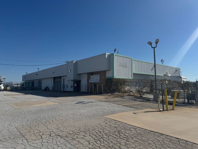 Primary Photo Of 4344 Irving Blvd, Dallas Light Manufacturing For Sale