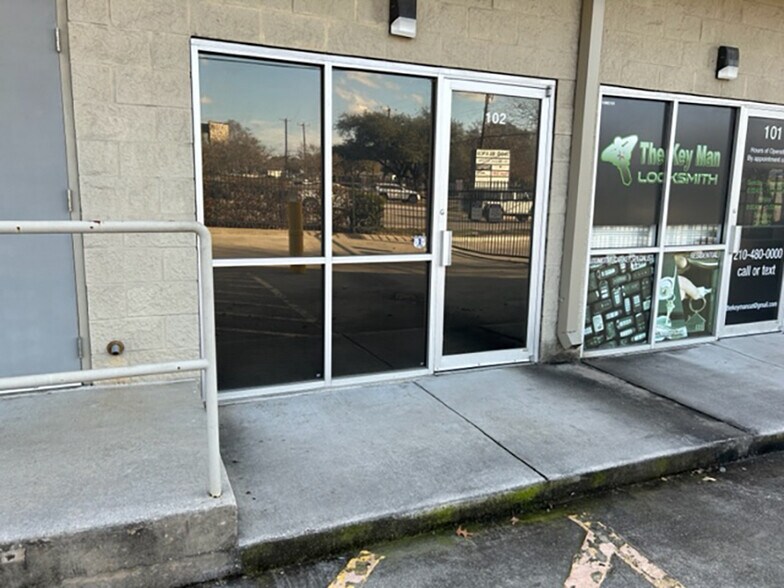 More Photos Of 7340 Blanco Rd, San Antonio Self Storage For Lease