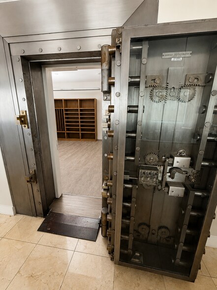 More Photos Of 201 N Ocean Dr, Hollywood Storefront Retail Office For Lease