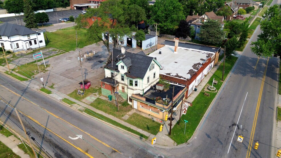 More Photos Of 801 Ml King Ave, Flint Storefront Retail Residential For Sale