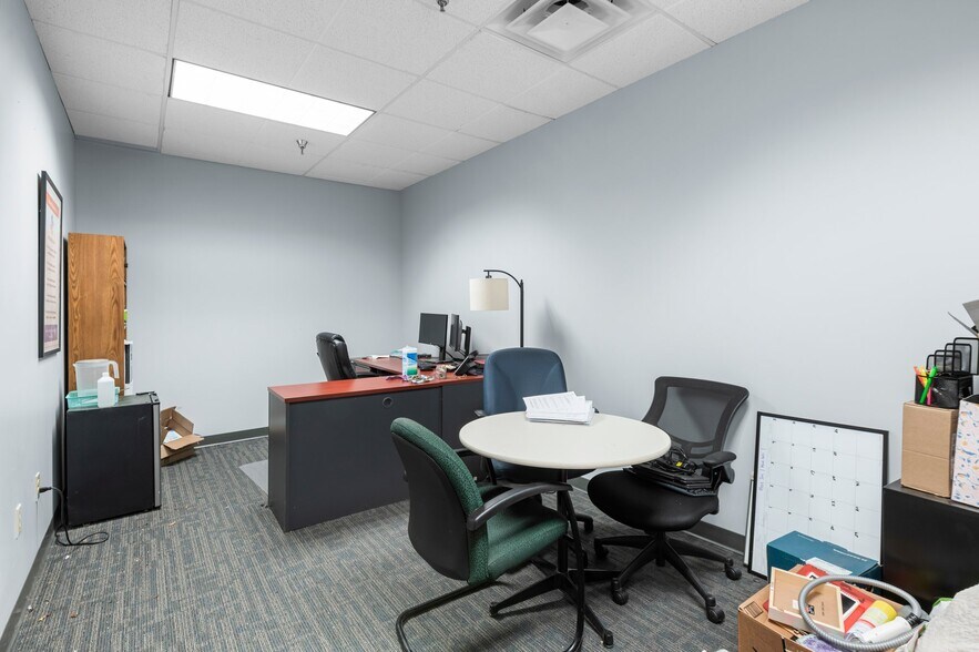 More Photos Of 501-617 Travelers Trl, Burnsville Research And Development For Lease