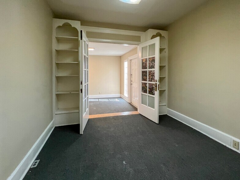 More Photos Of 1521 S Denver Ave, Tulsa Office For Sale