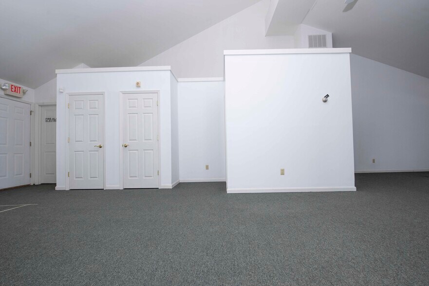 More Photos Of 17-19 S Main St, Manville Loft Creative Space For Lease