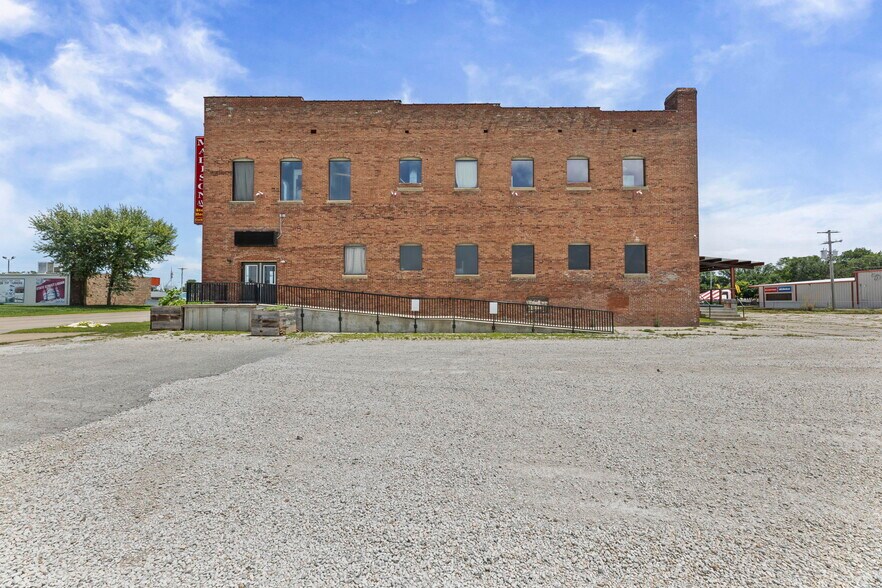 More Photos Of 415 W Madison Ave, Iola Restaurant For Sale