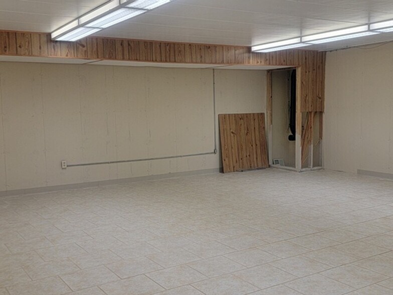 More Photos Of 115 W Upham St, Marshfield Flex For Sale