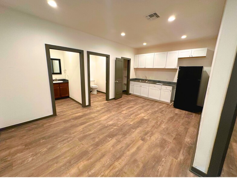 More Photos Of 15444 Tradesman Dr, San Antonio Research And Development For Lease