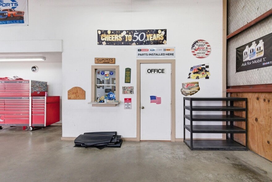 More Photos Of 10901 Jacksboro Hwy, Fort Worth Warehouse For Sale