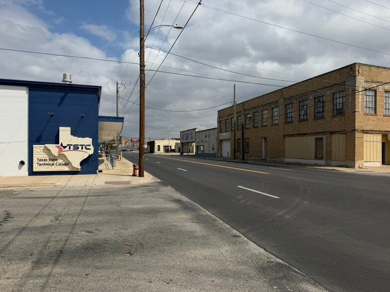 More Photos Of 401 Main St, Brownwood Apartments For Sale