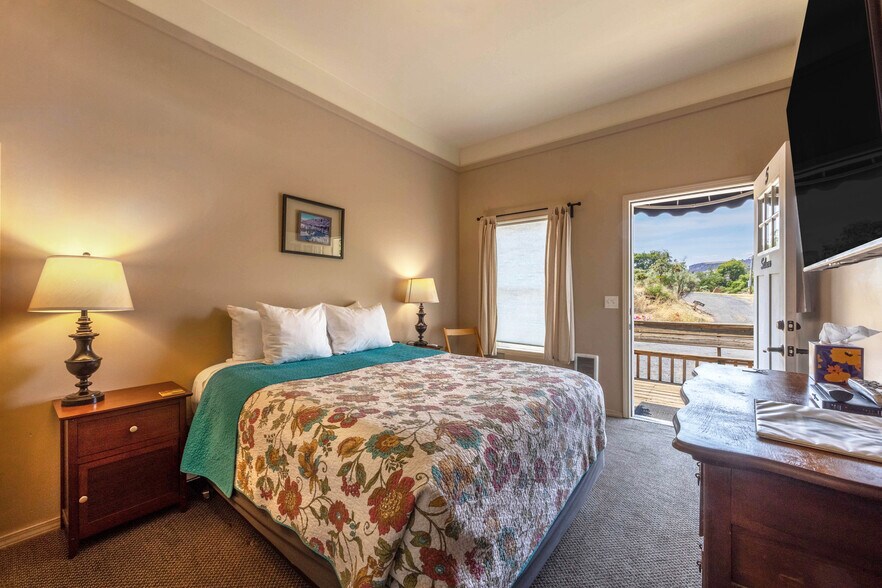 More Photos Of 210 Hartman Ave, Maupin Hotel For Sale