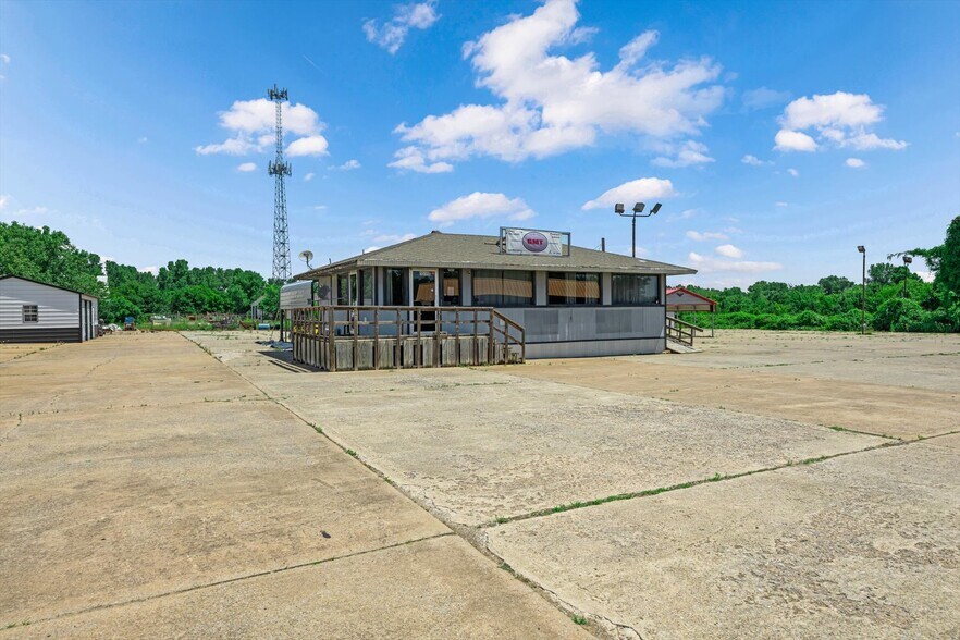 More Photos Of 1515 E Main St, Yukon Industrial For Sale