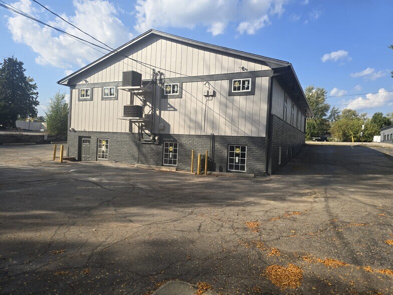 More Photos Of 1095 W Huron St, Waterford Medical For Lease