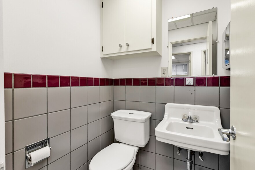 More Photos Of 7930 MacArthur Blvd, Oakland Medical For Sale