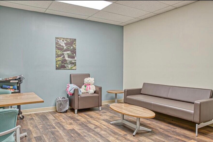 More Photos Of 715 Walker Dr, Smithville Office For Sale