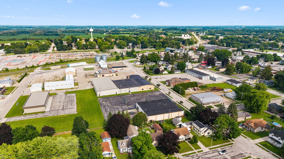 More Photos Of 1828 Park Ave, New Holstein Light Distribution For Sale