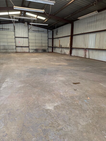 More Photos Of 701 E Pine St, Edgewood Flex For Lease