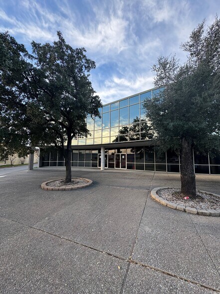 More Photos Of 2607 Walnut Hill Ln, Dallas Office For Sale