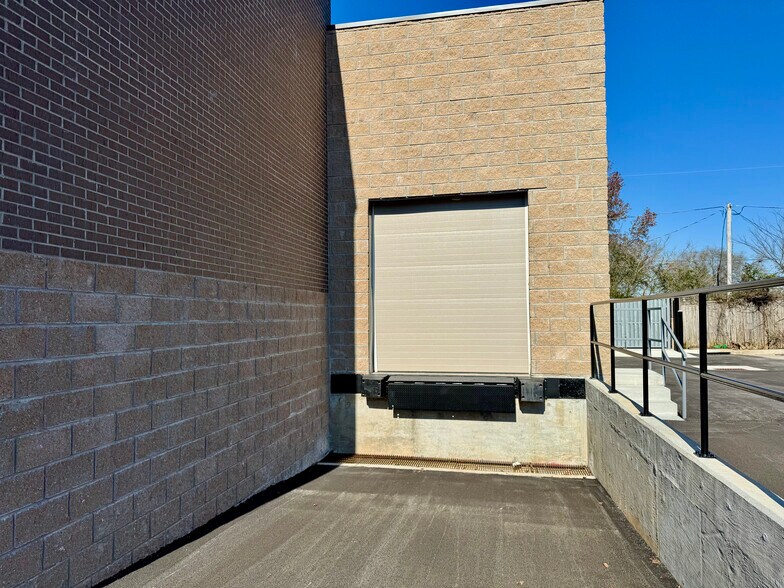 More Photos Of 1496 Chester Ave, Springdale General Retail For Lease