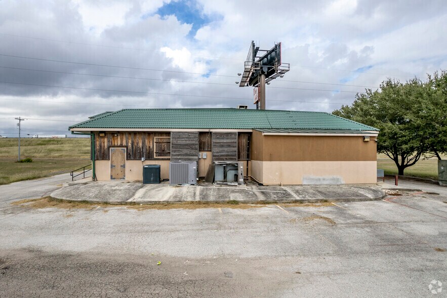 More Photos Of 1575 W Interstate 10, Seguin Restaurant For Lease