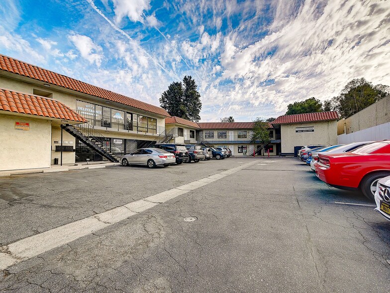 More Photos Of 22916 Lyons Ave, Santa Clarita Storefront Retail Office For Lease