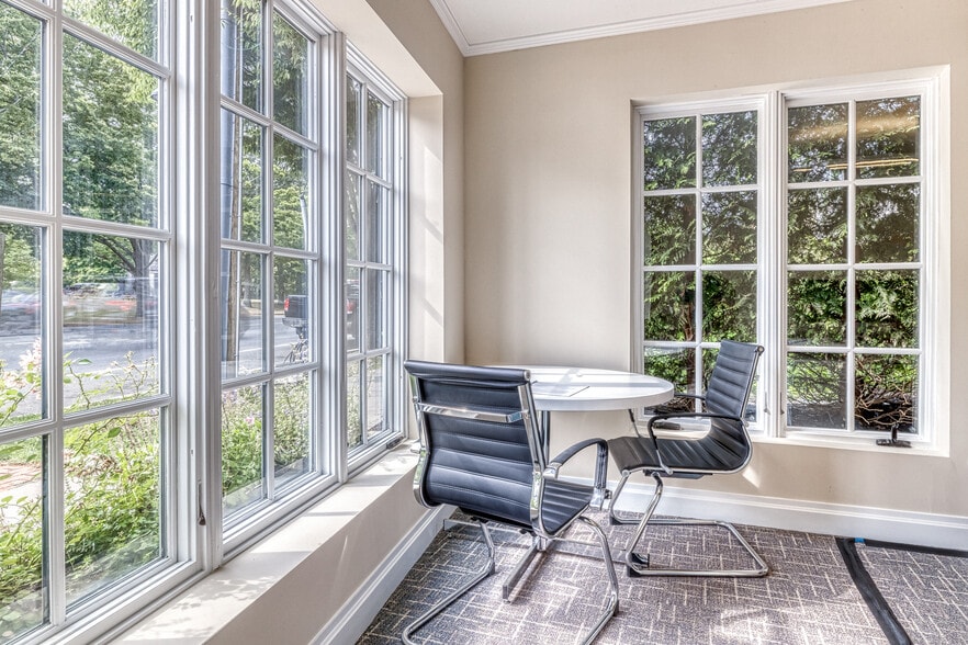 More Photos Of 126-130 N Main St, East Hampton Office For Lease