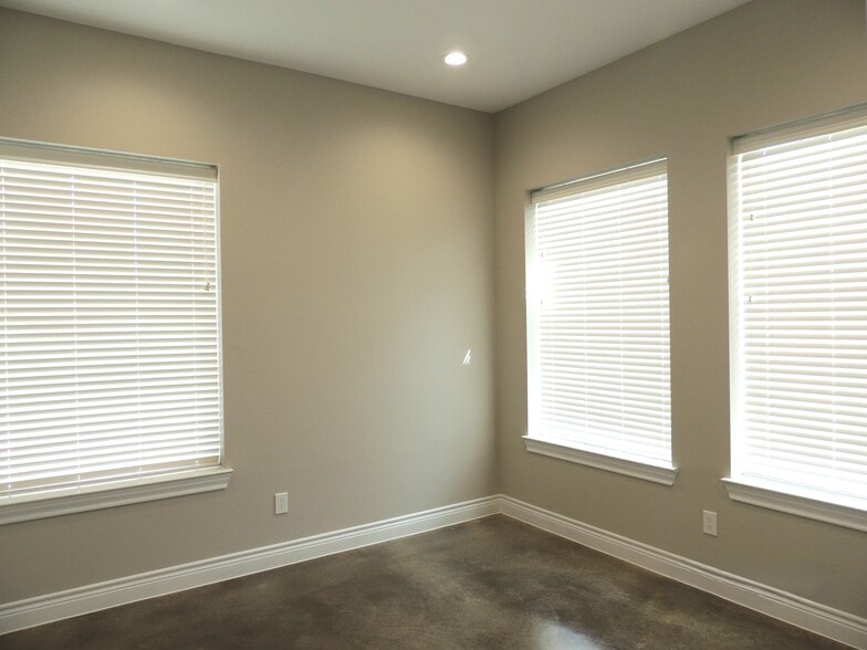 More Photos Of 1904 Longmire Rd, Conroe Unknown For Lease