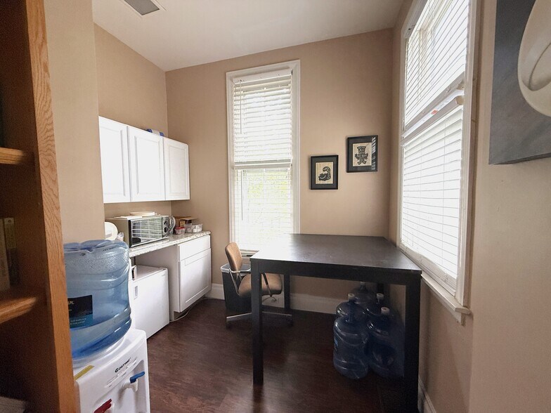 More Photos Of 106 Wellington Pl, Cincinnati Office Residential For Lease