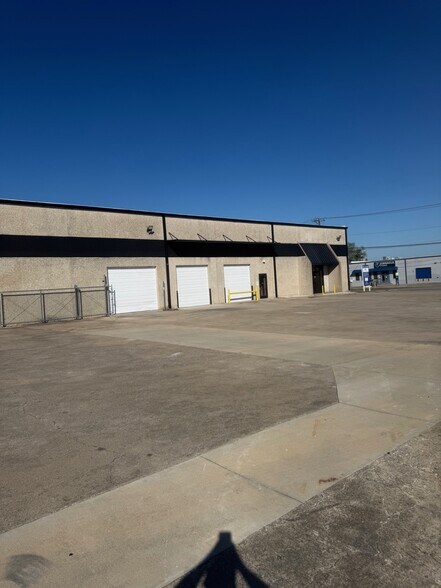 More Photos Of 605 W Mockingbird Ln, Dallas Showroom For Sale