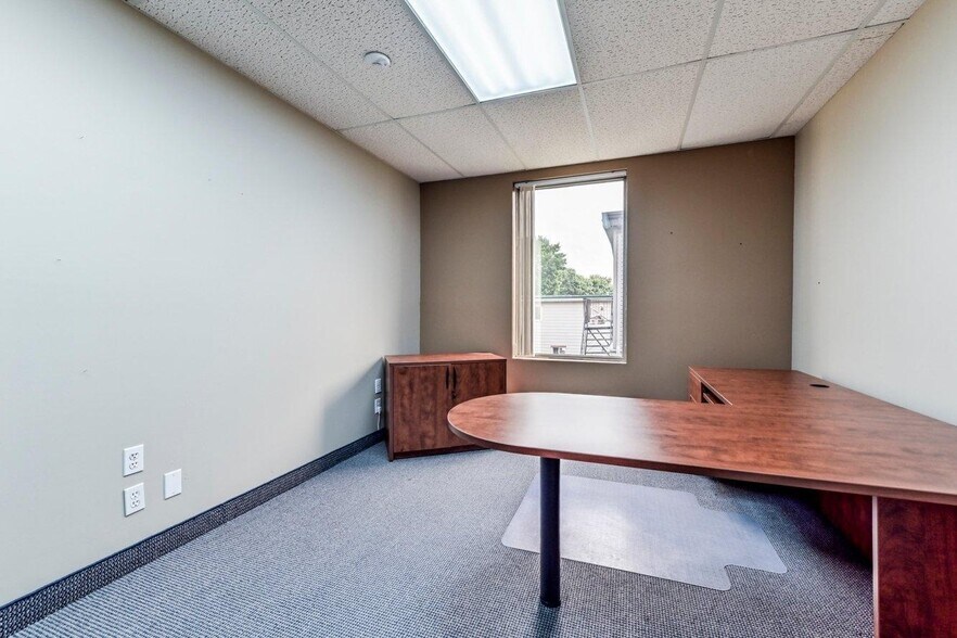 More Photos Of 5687 Av Auteuil, Brossard Office For Lease