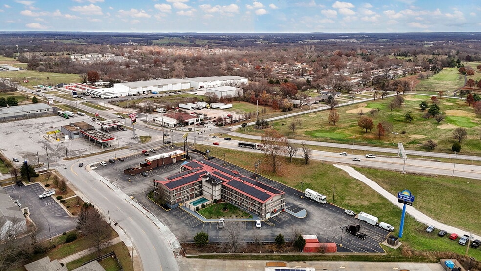 More Photos Of 3114 N Kentwood Ave, Springfield Hotel For Sale