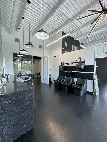 More Photos Of 504 W Gray St, Houston Freestanding For Lease