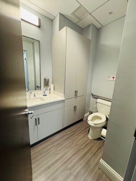 More Photos Of 1110 Pine Ridge Rd, Naples Office For Sale