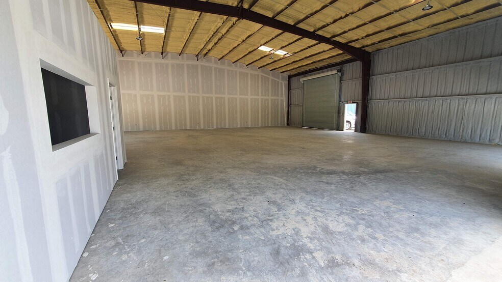 More Photos Of 12130 Antoine Dr, Houston Manufacturing For Lease