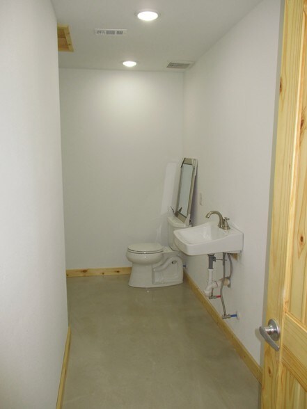 More Photos Of 12724 Lowden Ln, Manchaca Office Residential For Lease