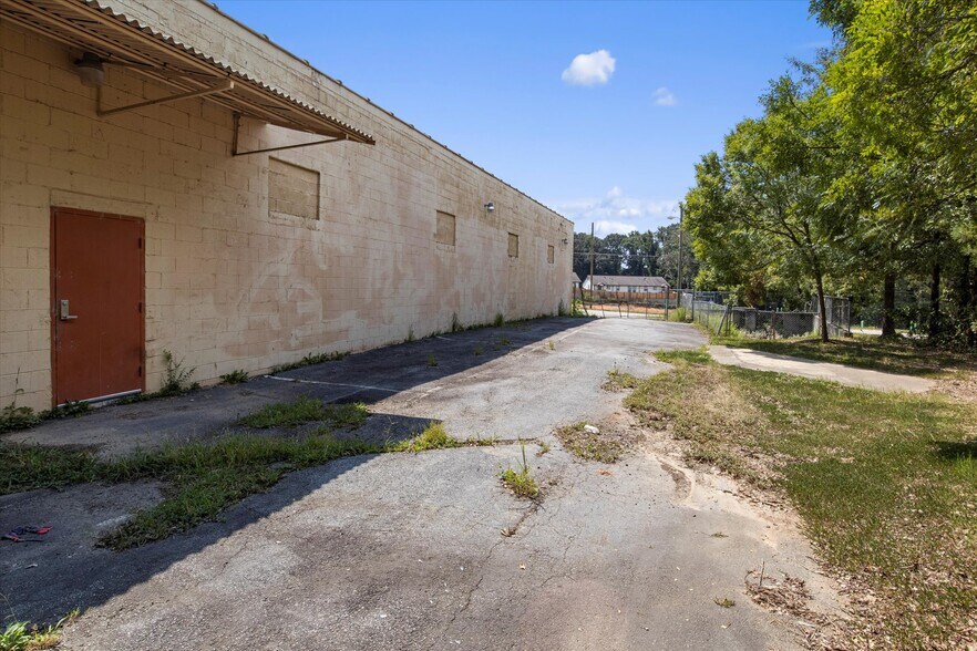 More Photos Of 987 Hollywood Rd NW, Atlanta Industrial For Sale